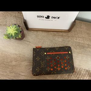 Perforated Pochette Plat